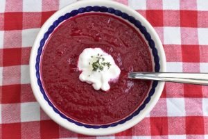 Rødbedesuppe - russisk borsjtj suppe med rødbeder - opskrift