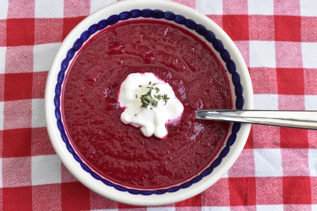 Rødbedesuppe - russisk borsjtj suppe med rødbeder - opskrift
