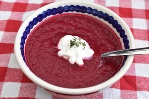 Rødbedesuppe - russisk borsjtj suppe med rødbeder - opskrift