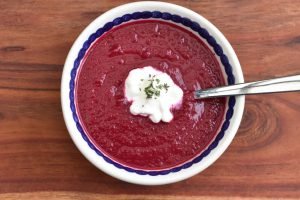 Rødbedesuppe - russisk borsjtj suppe med rødbeder - opskrift