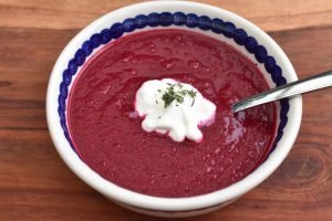 Rødbedesuppe - russisk borsjtj suppe med rødbeder - opskrift