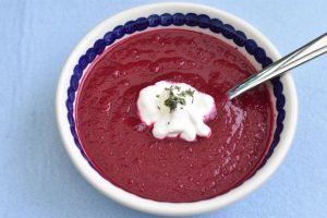 Rødbedesuppe - russisk borsjtj suppe med rødbeder - opskrift