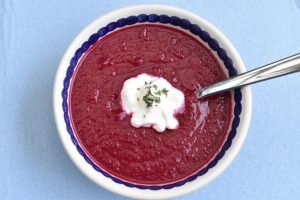 Rødbedesuppe - russisk borsjtj suppe med rødbeder - opskrift