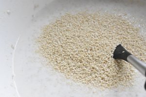 Sesamboller - nem opskrift på boller med sesam og skyr