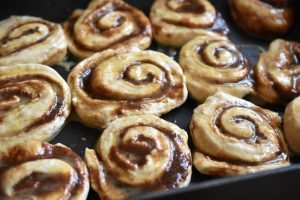 Koldhævede kanelsnegle - nemme og lækre - opskrift