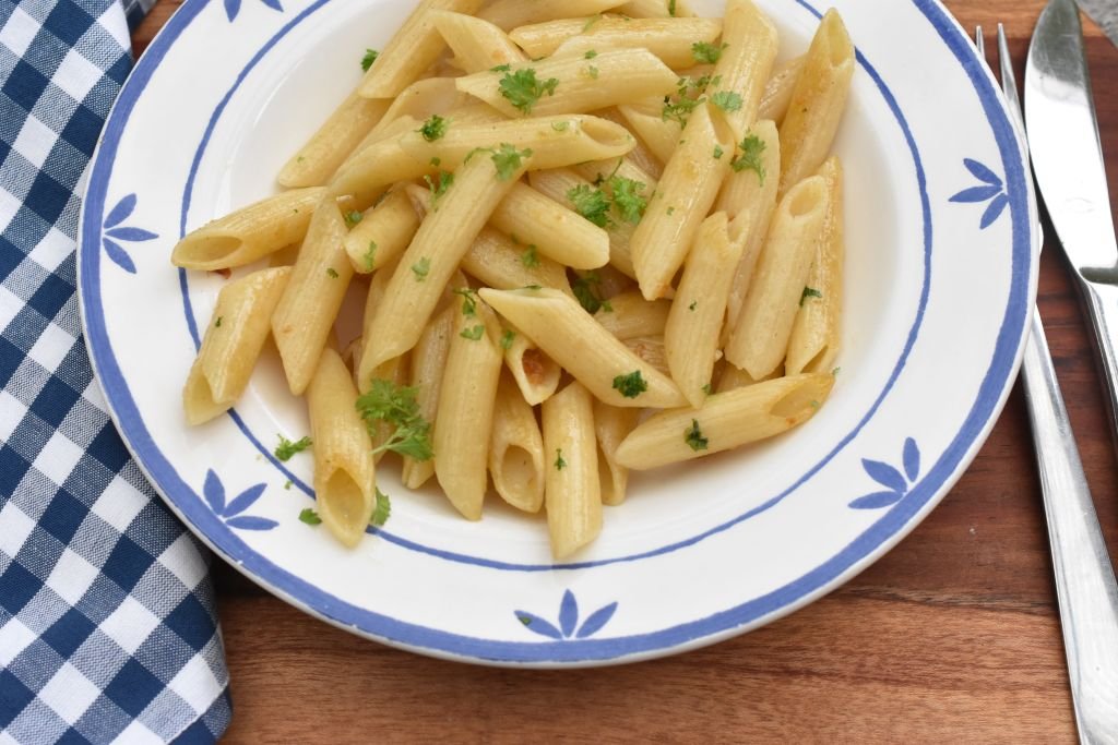 Pasta med hvidløg - stegt pasta med hvidløgssmør