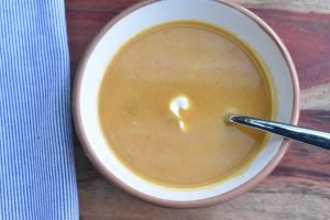 Gulerodssuppe med kokosmælk, chili og ananas 