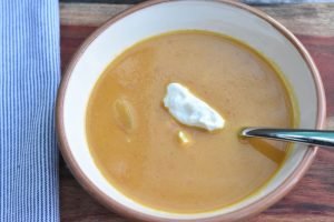 Gulerodssuppe med kokosmælk, chili og ananas 