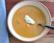 Gulerodssuppe med kokosmælk, chili og ananas