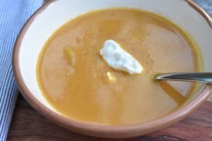 Gulerodssuppe med kokosmælk, chili og ananas 