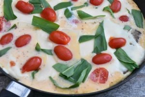 Omelet med ramsløg og ristet rugbrød - nem opskrift