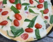 Omelet med ramsløg og ristet rugbrød - nem opskrift