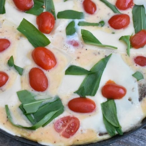 Omelet med ramsløg og ristet rugbrød - nem opskrift