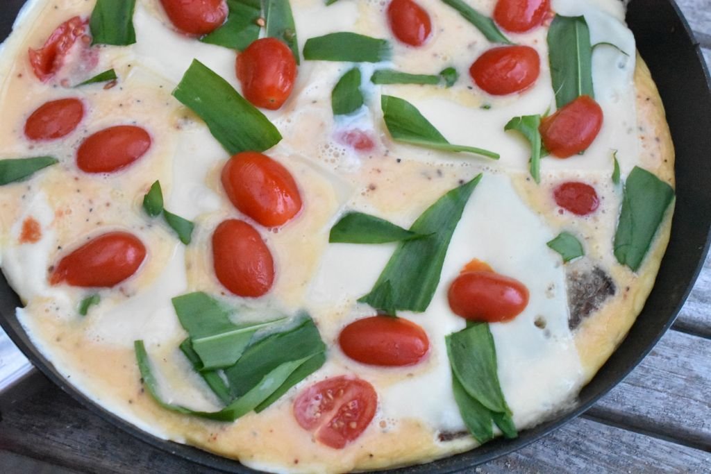 Omelet med ramsløg og ristet rugbrød - nem opskrift