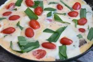 Omelet med ramsløg og ristet rugbrød - nem opskrift