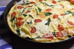 Omelet med ramsløg og ristet rugbrød - nem opskrift