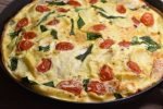 Omelet med ramsløg og ristet rugbrød - nem opskrift