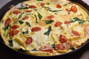 Omelet med ramsløg og ristet rugbrød - nem opskrift