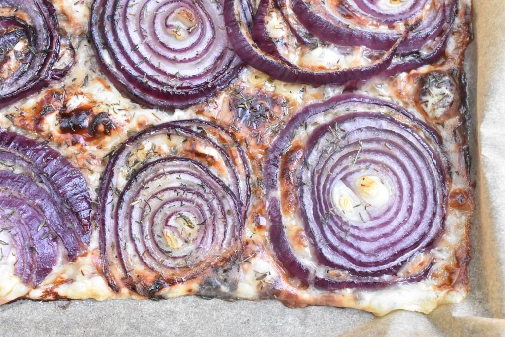 Gratinerede rødløg med ost, honning og timian