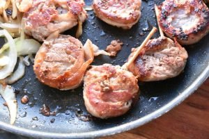 Mørbradbøffer med bacon - nem opskrift