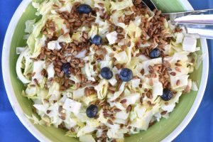 Spidskålssalat med feta og sennepsdressing - nem opskrift