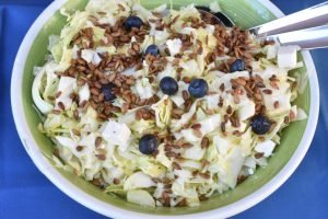 Spidskålssalat med feta og sennepsdressing - nem opskrift