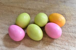 Påskespecier med vanilje – klassiske småkager med påskepynt