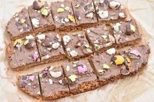 Påskesnitter – havregrynssnitter med påskeæg
