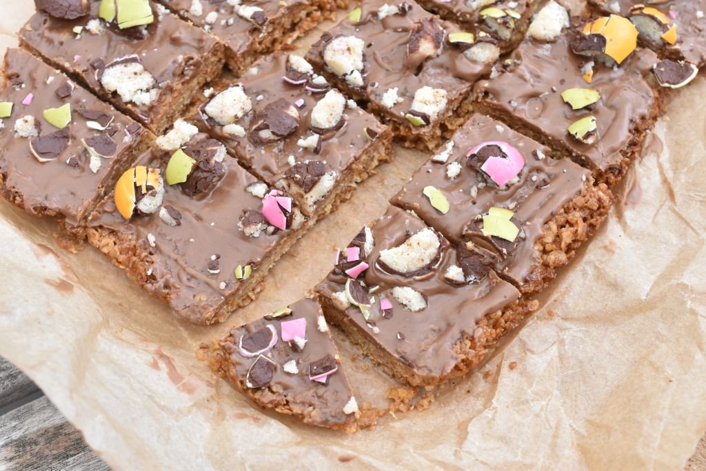 Påskesnitter – havregrynssnitter med påskeæg