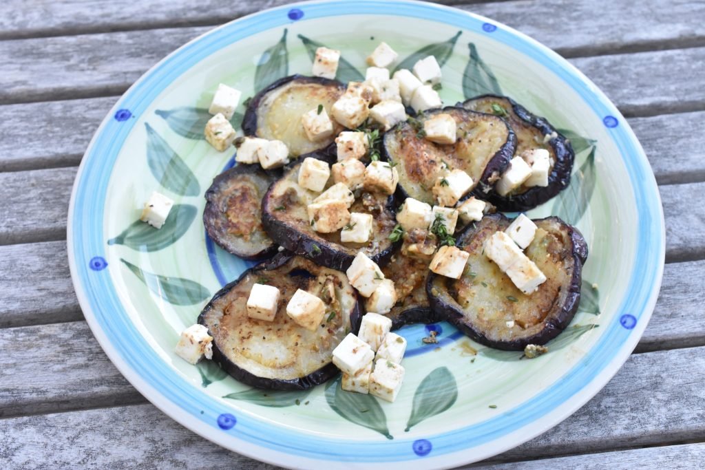 Stegte auberginer med hvidløg og feta
