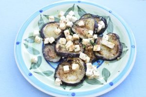 Stegte auberginer med hvidløg og feta