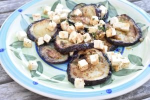 Stegte auberginer med hvidløg og feta