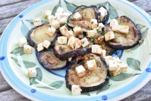 Stegte auberginer med hvidløg og feta