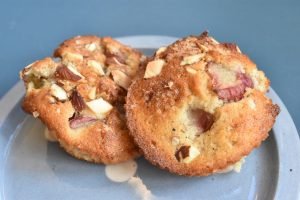 Rabarbermuffins med kardemomme - svampede muffins 