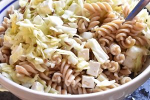 Pastasalat med spidskål, feta og agurk - sommer pastasalat