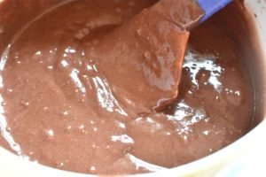 Brun lagkage med smørcreme - opskrift på gammeldags lagkage