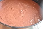 Brun lagkage med smørcreme - opskrift på gammeldags lagkage