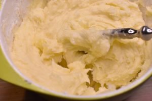 Brun lagkage med smørcreme - opskrift på gammeldags lagkage