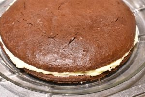 Brun lagkage med smørcreme - opskrift på gammeldags lagkage