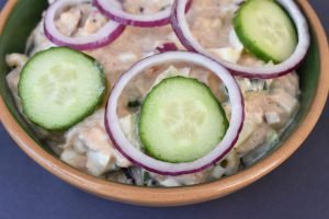 Spicy tunsalat med æg - nem opskrift på salat med tun