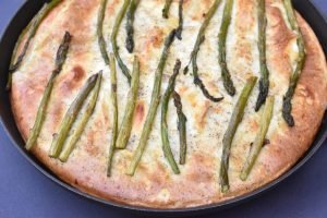 Frittata - med grønne asparges, rødløg og ost