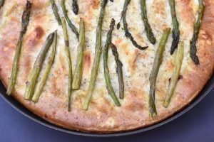 Frittata - med grønne asparges, rødløg og ost
