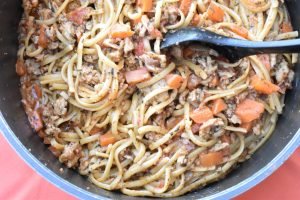 One pot spaghetti bolognese med hakket kylling - nem opskrift