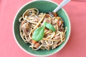 One pot spaghetti bolognese med hakket kylling - nem opskrift