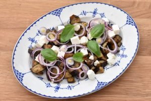 Aubergine salat med feta - opskrift på varm auberginesalat