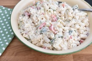 Pastasalat med pikantost - cremet og lækker - nem opskrift