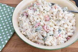 Pastasalat med pikantost - cremet og lækker - nem opskrift
