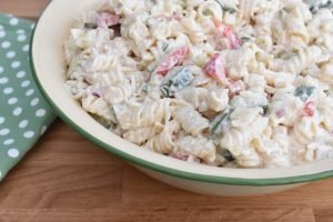 Pastasalat med pikantost - cremet og lækker - nem opskrift