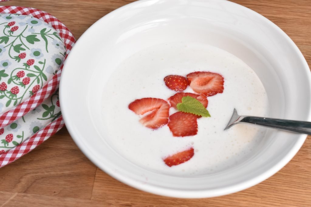 Skyr koldskål - hjemmelavet kærnemælkskoldskål
