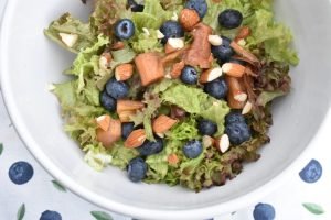 Salat med blåbær, rabarber og dressing - opskrift